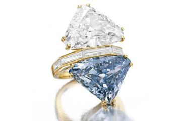 Кольцо с голубым бриллиантом Bulgari